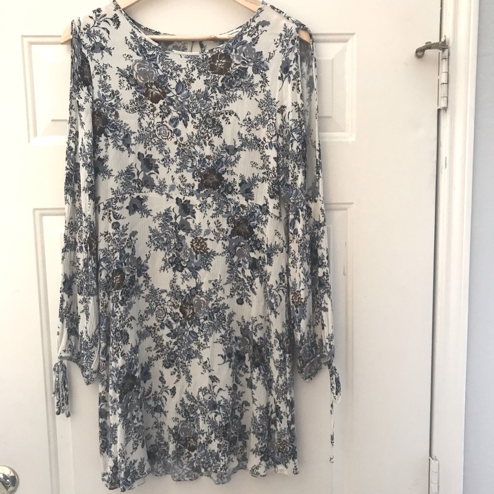 American Eagle Women’s size M cold shoulder tunic or dress.